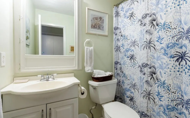 Quiet Condo ~ 10 Mi to Dtwn Pensacola
