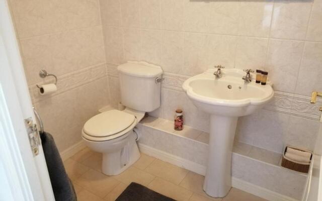 Spacious townhouse with sea views near Cardiff
