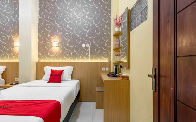 RedDoorz near Dino Park