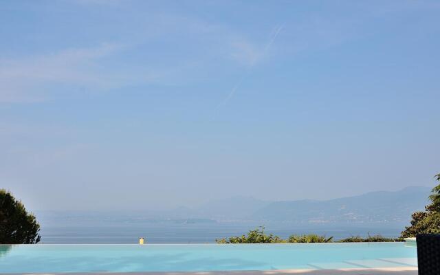 Villa Sybille With Pool And Lake View