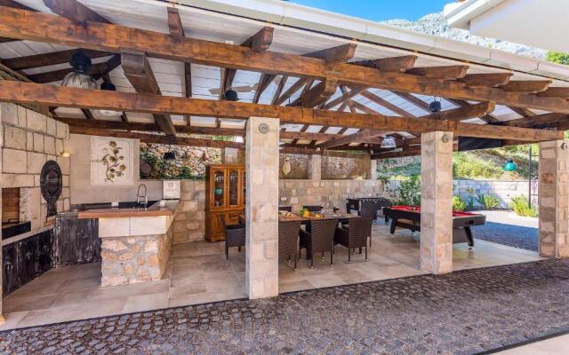 Villa Porto Mimice, 40sqm Heated Private Pool, 4 bedrooms, Sauna, Gym, Billiard