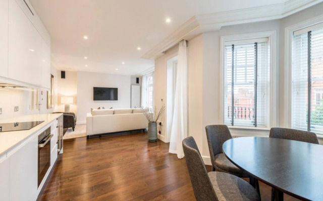 Light and Airy Central Three Bed Flat