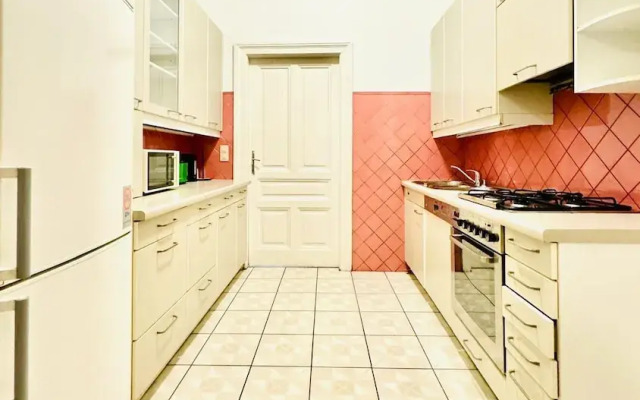 9BR Apt for 18P Walk to Augarten
