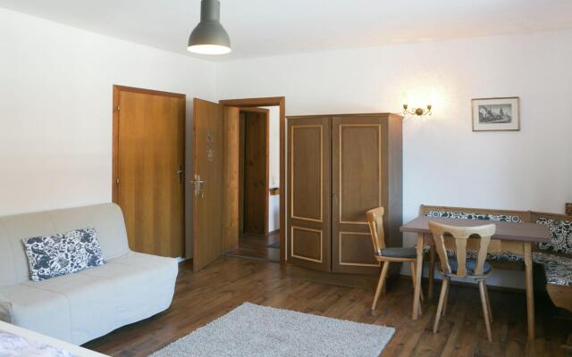 Pleasant Apartment with Sauna, Terrace,Garden,Darts, Parking