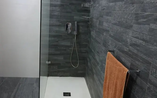 Room-very Bright Well Kept Apartment