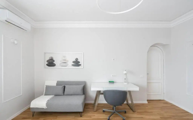 Sunny 3BR Midtown Flat - Amazing View Balcony