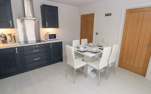 Lunaroxx, 6 Meadow Gardens, Kilgetty