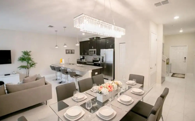 1556 PD - Poolside Bliss: Enchanted 4BR Townhome