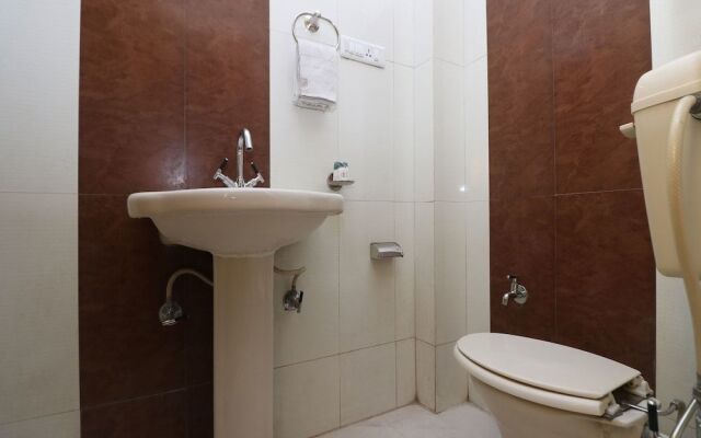 OYO 9847 Hotel Blue Empire