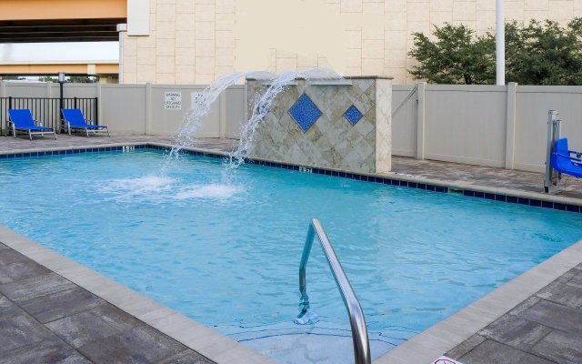 Holiday Inn Express & Suites Tampa East - Ybor City, an IHG Hotel