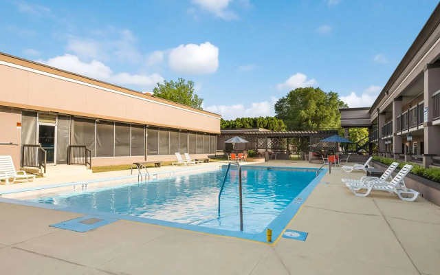 Clarion Inn & Suites Russellville I-40