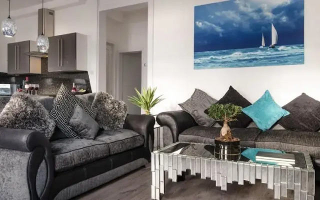 Sandybanks - Stylish apartment on Torquay promenade