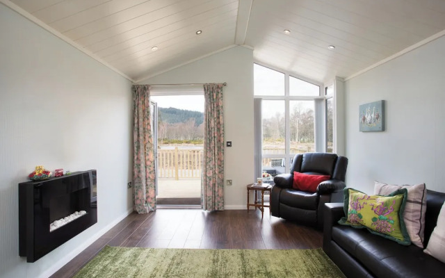 Bluebell Lodge - Sleeps 4,hot Tub, Loch & Woodland