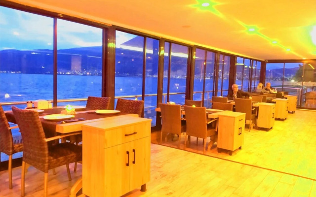 Kroisos Lake Resort Hotel