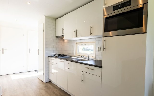 Modern chalet with dishwasher, only 18 km. from Rotterdam