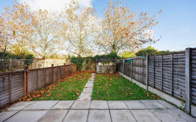 Remarkable 2- Bed House in Barking Essex