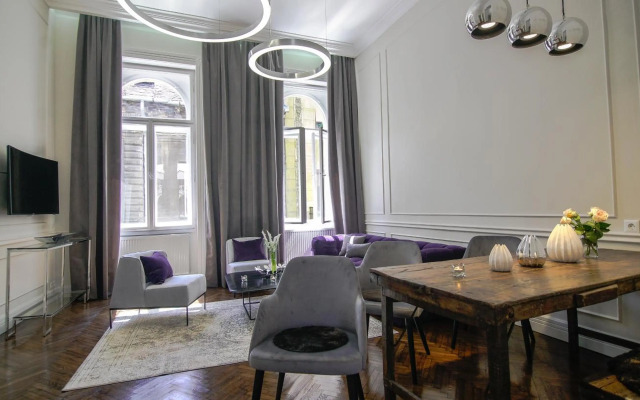 Opera Apartment with Garage, 2BR & 2BTH, AC