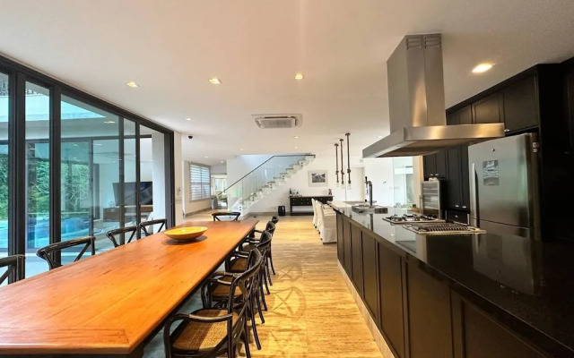 Mans o 6 Suites Riviera