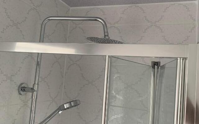 Dane Guest House Free Parking Fast WiFi Modern Living
