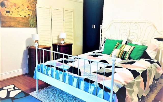 Comfy and Big Blue Cottage – Guest Rooms – Sydney