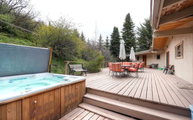 Silver Kingdom - 7 Bedroom Home + Private Hot Tub - LLH 58812