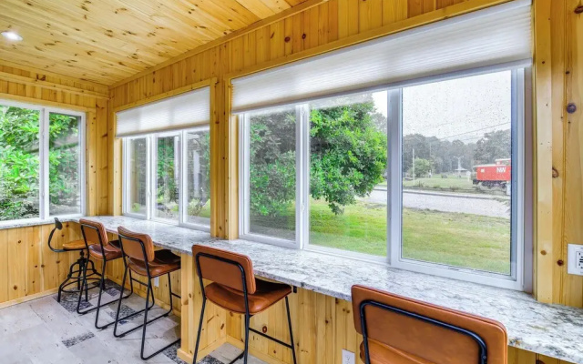 Charming Damascus Retreat w/ Deck & Creek Views!