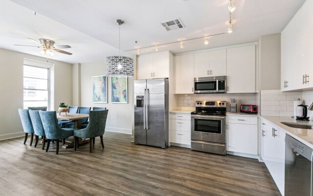 Spacious 4BR Condo Near French Quarter