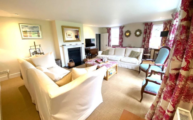 Stunning 6-bed Country House With Heated Pool