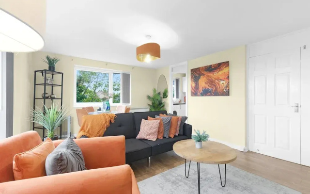 Modern 2 Bedroom Apt in Broadlands Court