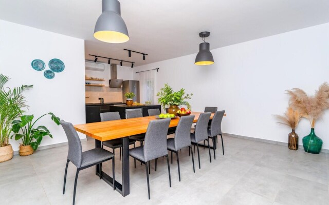 Beautiful Home in Molunat With Wifi and 8 Bedrooms