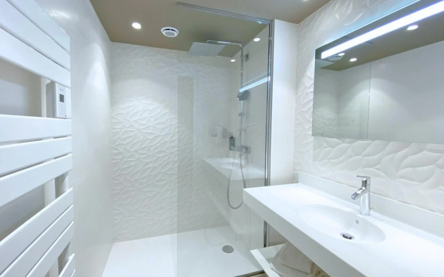 Brit Hotel Piscine & Spa - Fougères