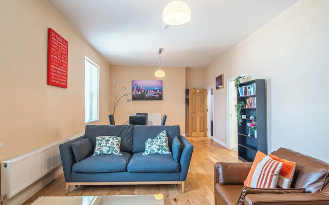 Stylish & Spacious Apartment With Private Balcony