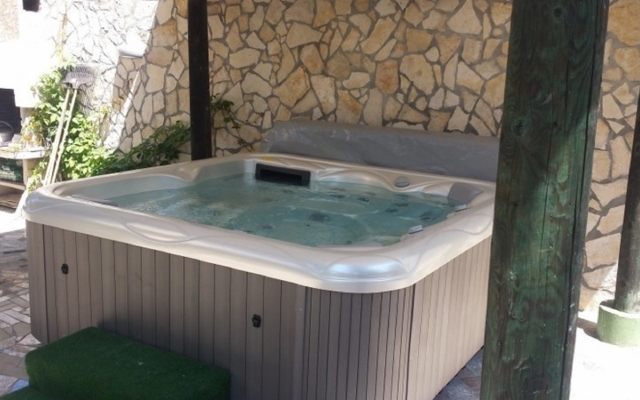 Apartment Dino - apartments with hot tub: A3 Novalja, Island Pag