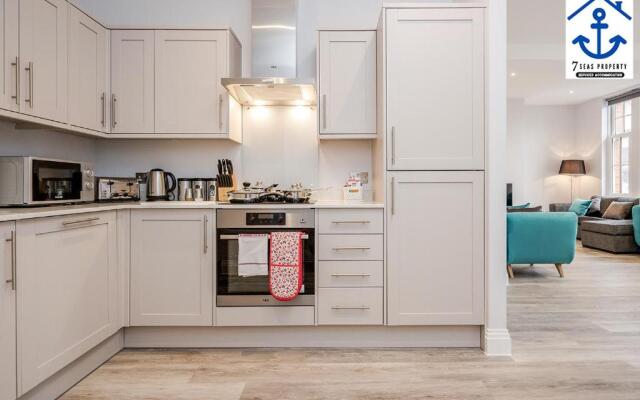 Luxury Apartment High Street Maidenhead w Parking