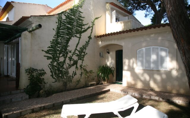 Cozy Golf Villa in Cascais