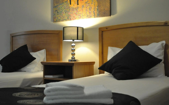 Meadowbrook Hotel