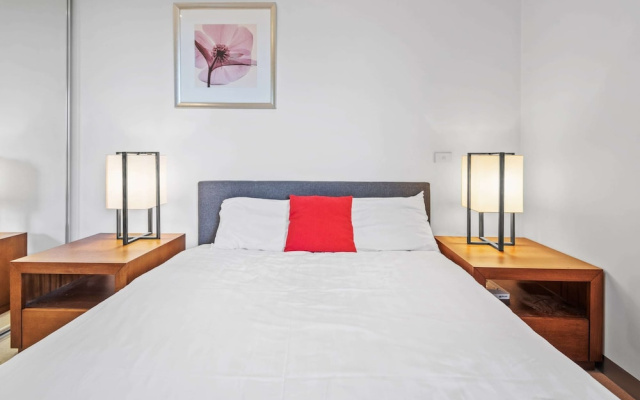 Central 1-bed Apartment With Secure Parking – Guest Rooms – Melbourne