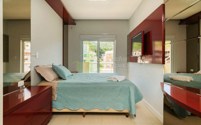 303M - Luxuoso apartamento poucos metros do mar em Bombas