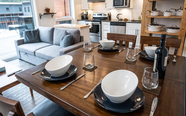 Niska's Den by Revelstoke Vacations