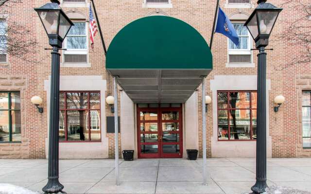 Clarion Hotel & Suites University - Shippensburg
