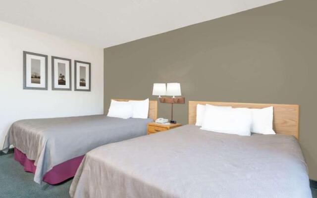 Moose Lake Lodge & Suites