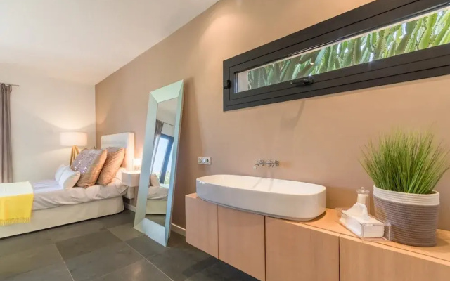 Sa Canoveta With Designer Kitchen