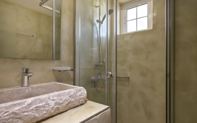 Koukounaria Hotel & Suites