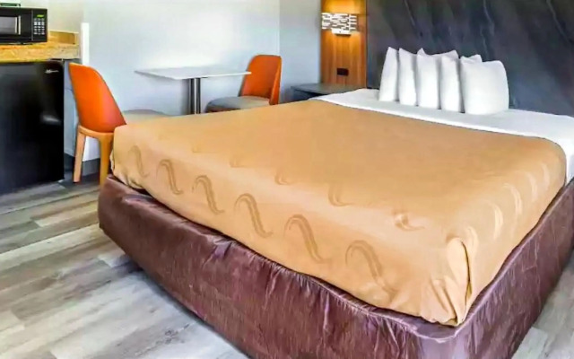 Quality Inn & Suites Manhattan