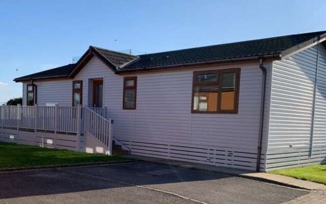 Beautiful 2-bed Lodge With hot tub and Saunain Ely