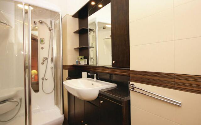 villa with private pool and air conditioning