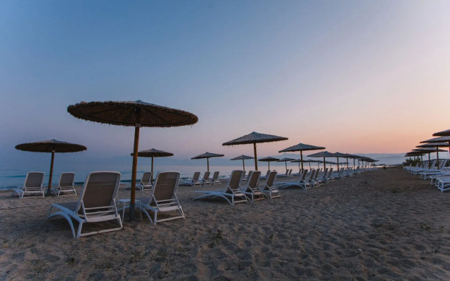 Almуros Beach Resort and Spa