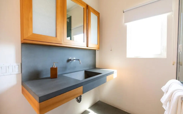 Beachcomber by AvantStay | 1 Block from Beach - Modern Estate w/ Ocean Views