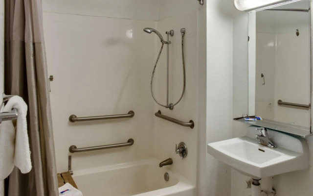 Motel 6 Bakersfield, CA - South