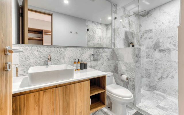 Luxury 2 BR Condo - Rooftop Pool With City View